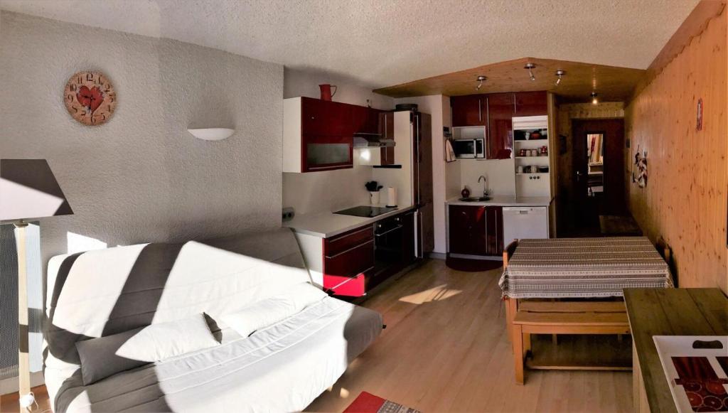 salon z łóżkiem i kuchnią w obiekcie Résidence Herbouilly - Très joli deux pièces rénové pied des pistes MAE-3964 w mieście Corrençon-en-Vercors