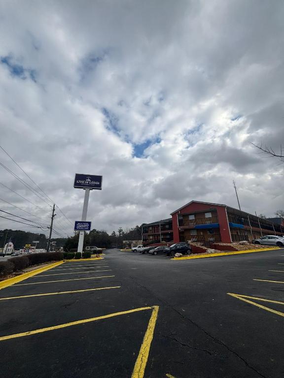 un estacionamiento vacío con un cartel delante de un edificio en Live In Lodge Stone Mountain, en Stone Mountain