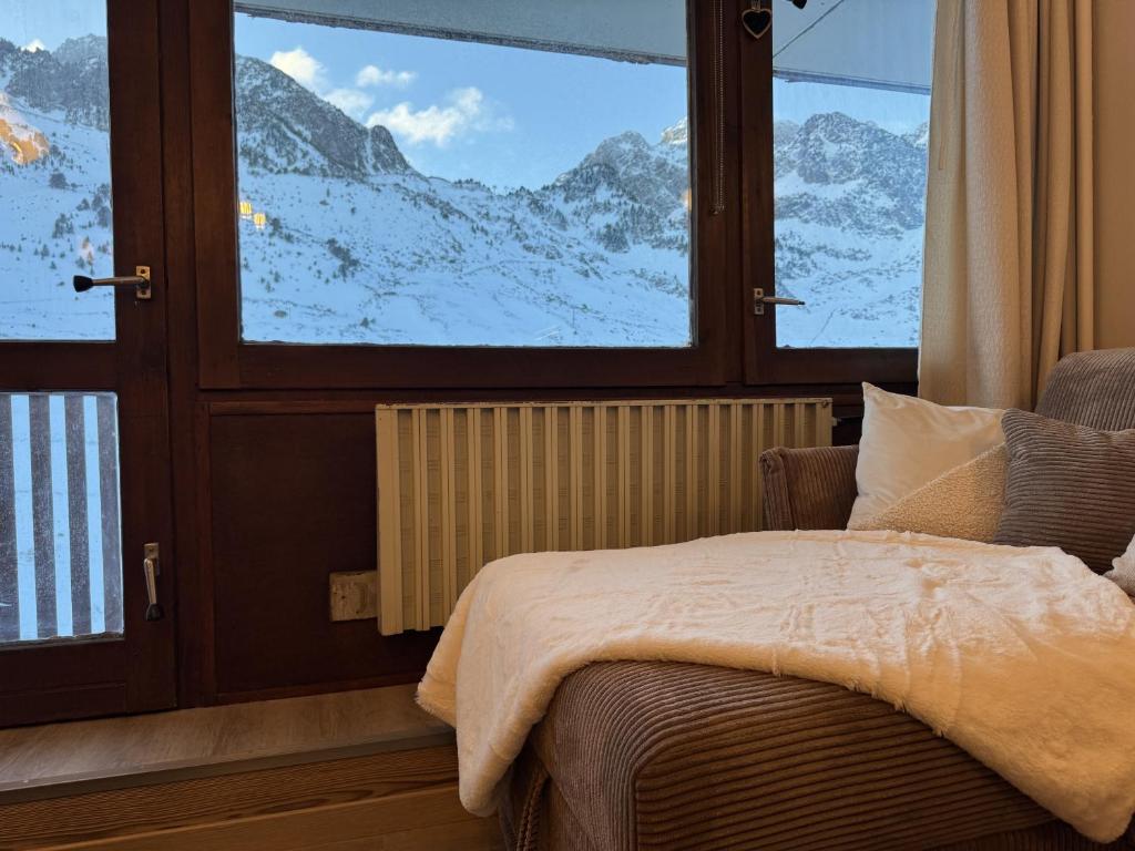 1 dormitorio con vistas a una montaña nevada en Le Cocon, en La Mongie