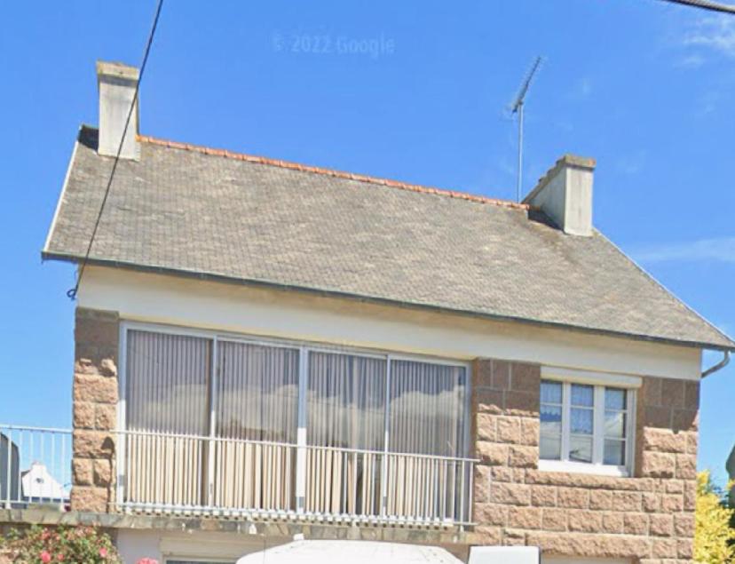 Cette maison en briques dispose d'un balcon. dans l'établissement Appartement chaleureux, à Plestin-les-Grèves