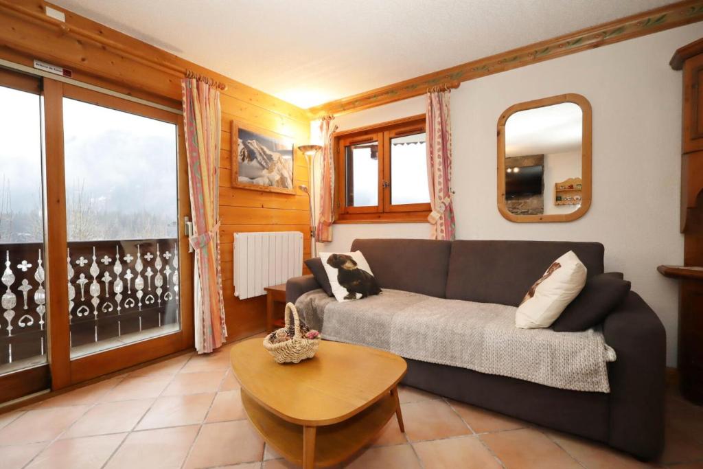 un salon avec un canapé et une table dans l'établissement Résidence Les Hauts De Chavants - Hauts de chavants Albert 1er n°3 MAE-2651, aux Houches