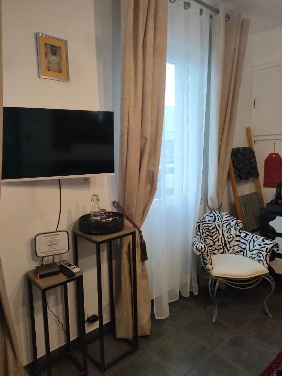 TV a/nebo společenská místnost v ubytování La Suite 27, proche gare et centre ville