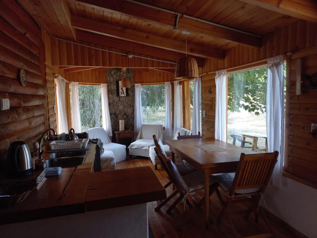 Cabaña La Confluencia, a metros del Río Quemquemtreu y del Río Azul