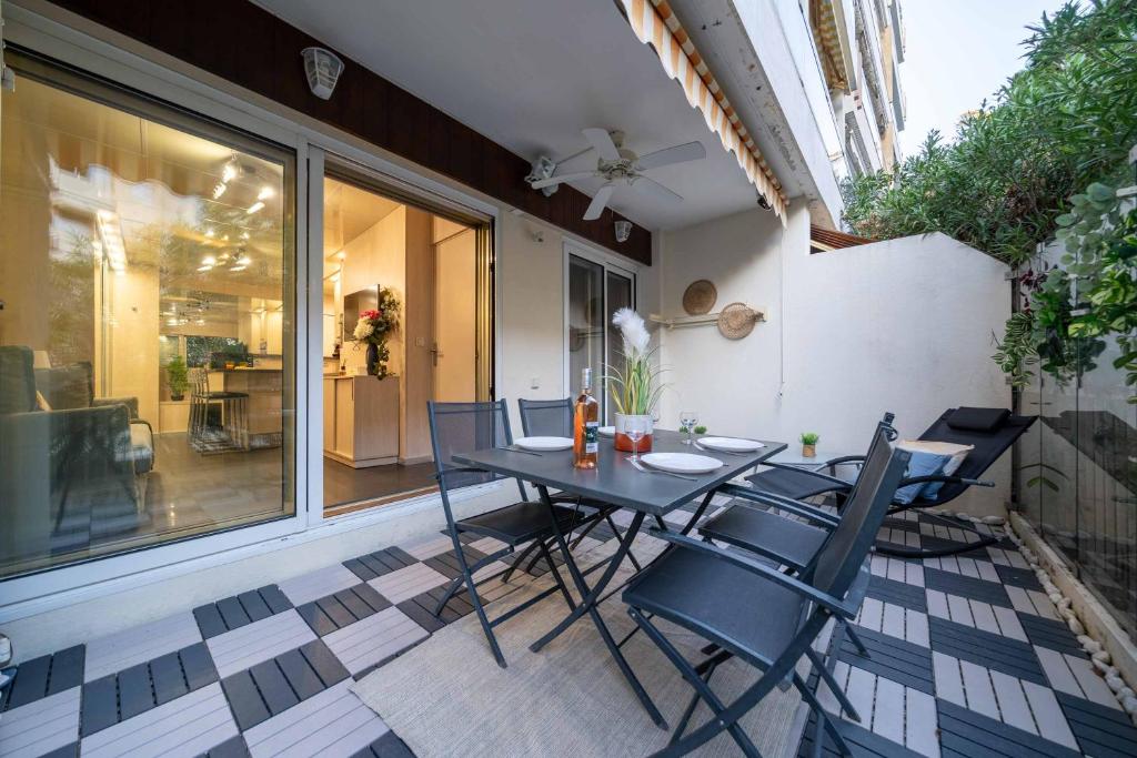un patio avec une table et des chaises sur un balcon dans l'établissement Ciel d Azur avec terrasse en plein centre près de la Croisette, à Cannes
