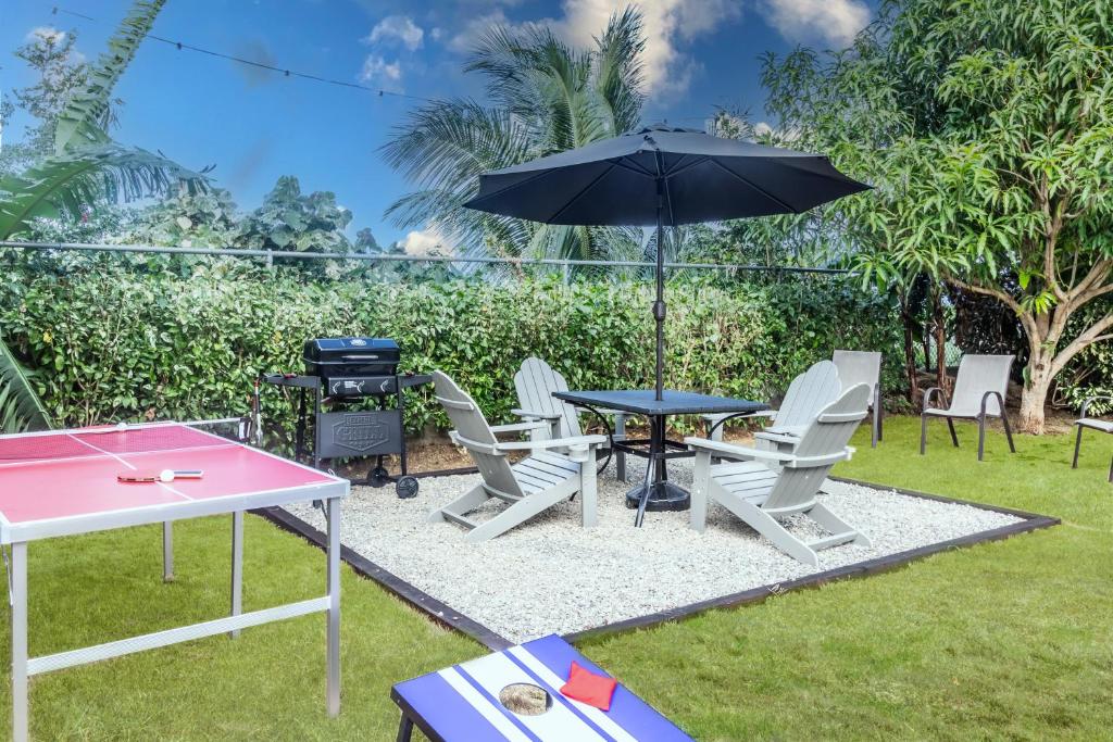 Zahrada ubytování "LuxuryCrest , King Bed, BBQ & Backyard Games, Near Ocho Rios"