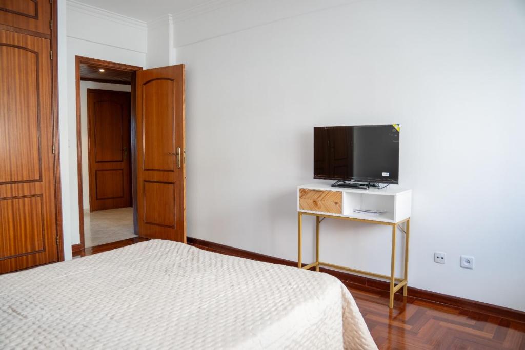Una televisión o centro de entretenimiento en Ample And Welcoming Double Rooms Good Natural Light SuperHost Stay