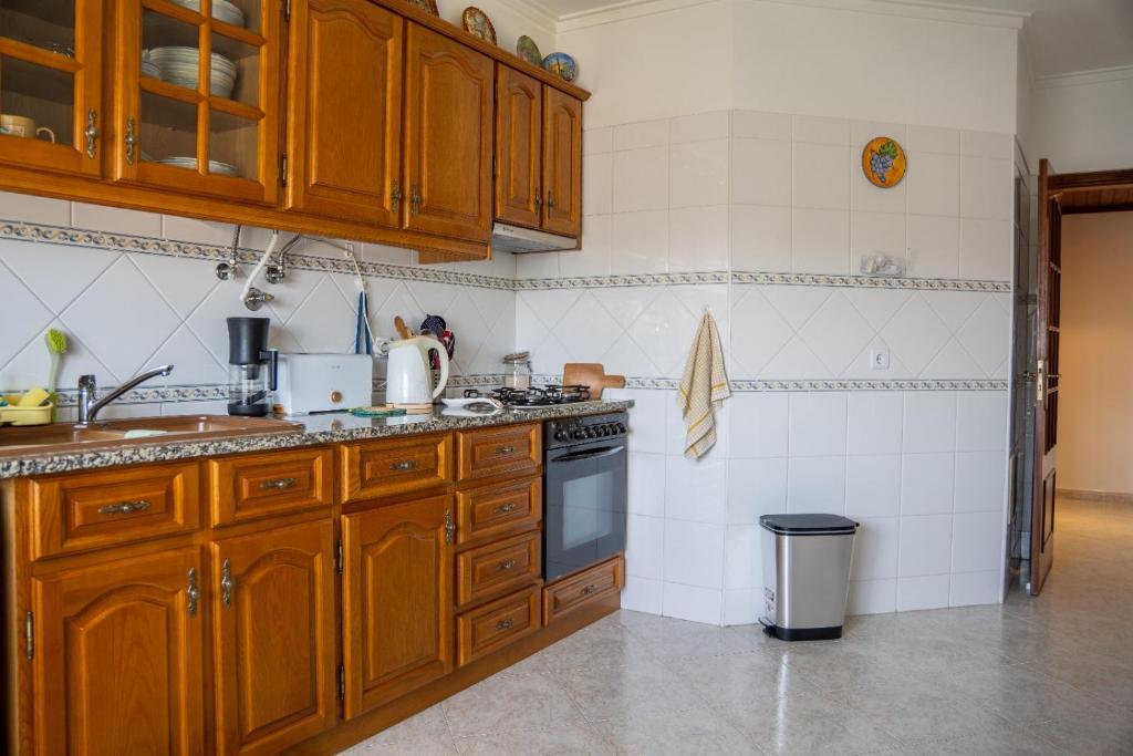 Nhà bếp/bếp nhỏ tại Ample And Welcoming Double Rooms Good Natural Light SuperHost Stay