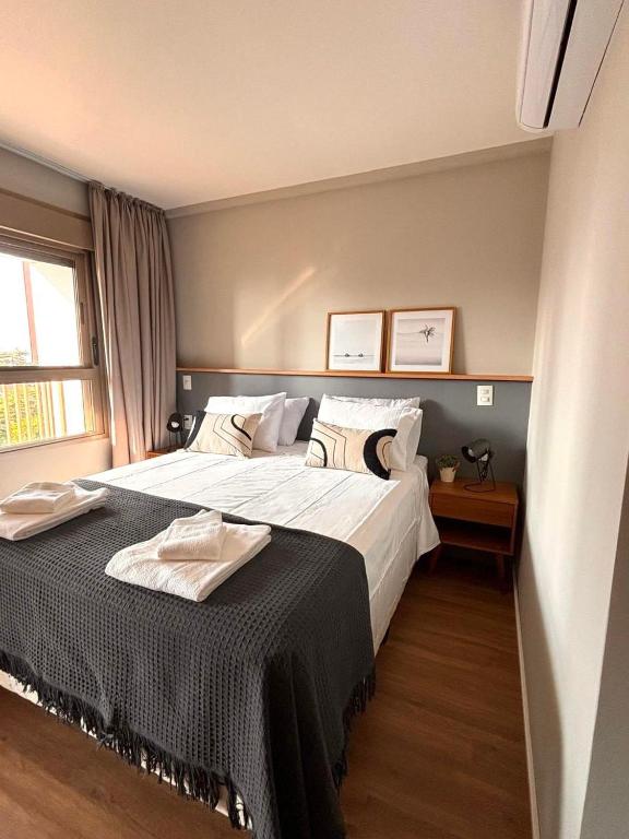 a bedroom with a large bed in a room at Flat Premiun Vila Madalena in São Paulo