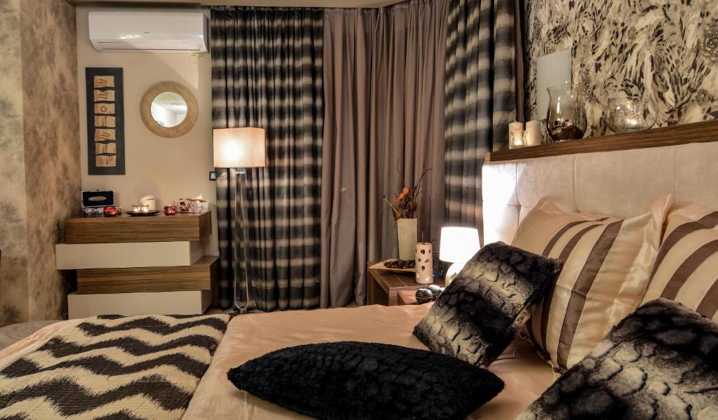 A bed or beds in a room at Porto Del Sol Hotel