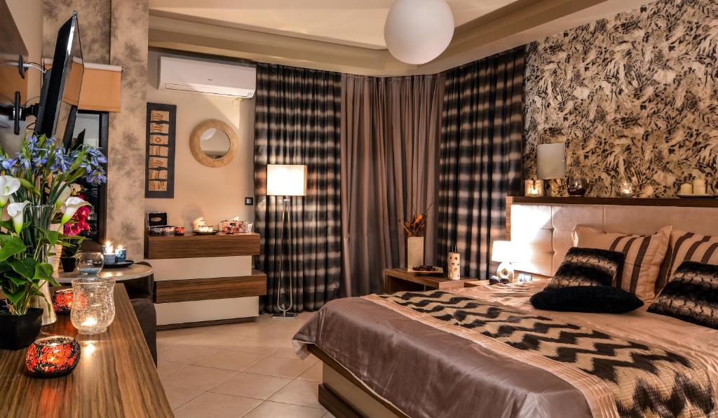 A bed or beds in a room at Porto Del Sol Hotel