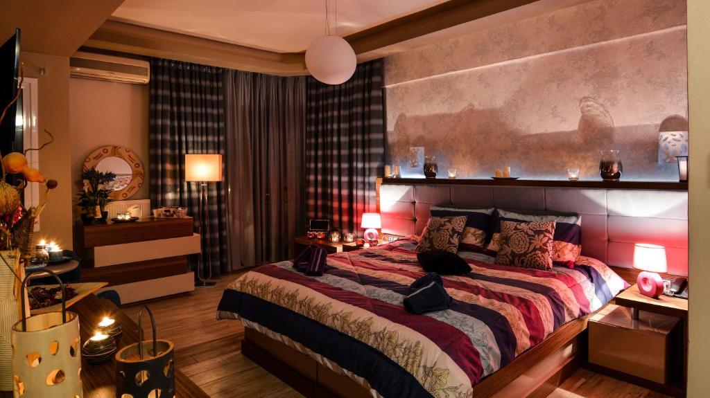 Un pat sau paturi într-o cameră la Porto Del Sol Hotel