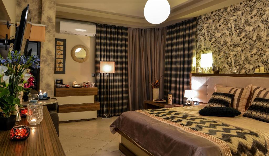 A bed or beds in a room at Porto Del Sol Hotel
