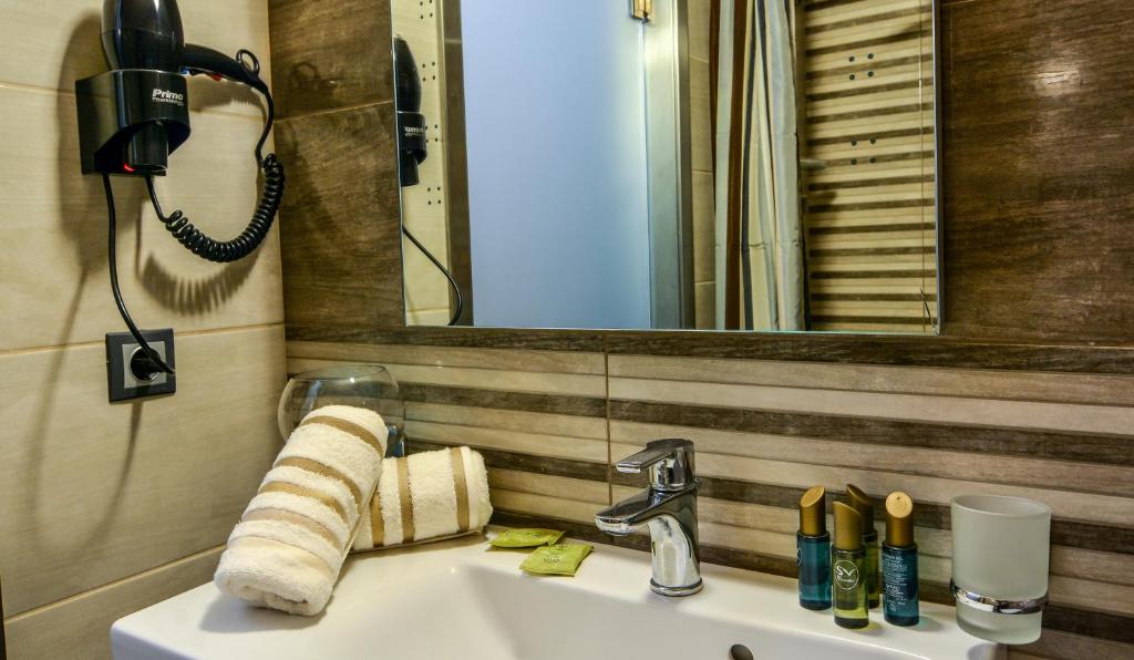 A bathroom at Porto Del Sol Hotel