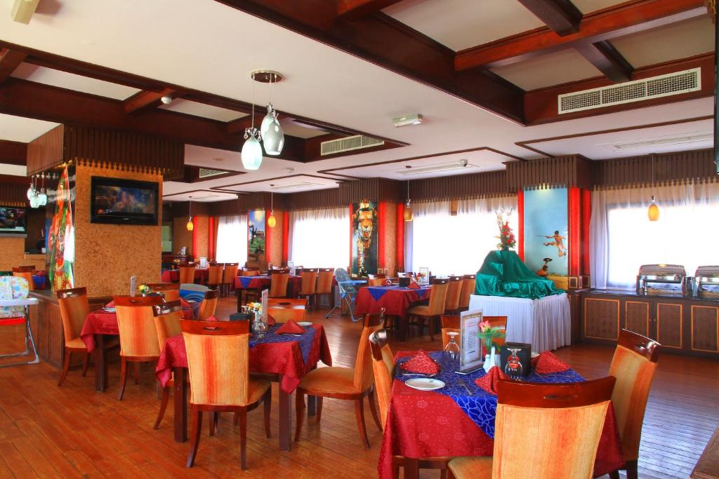 Restaurace v ubytování Ramee Guestline Hotel