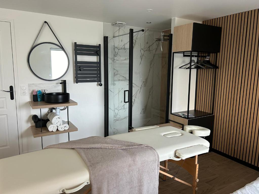 a bedroom with a bed and a mirror at Studio chic et cocon proche de Disney in Lagny