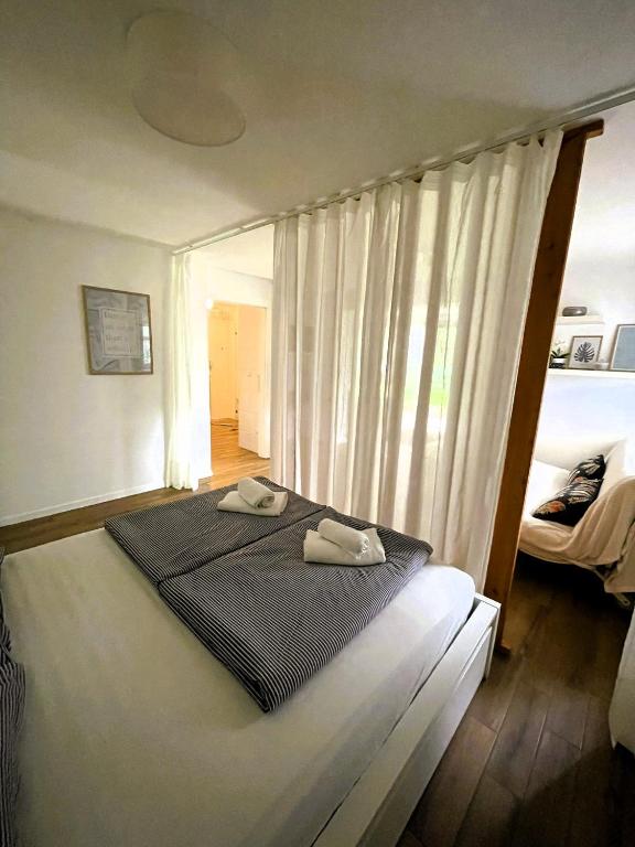 sypialnia z łóżkiem i dwoma ręcznikami na nim w obiekcie Apartment Balthazar w Rovinj