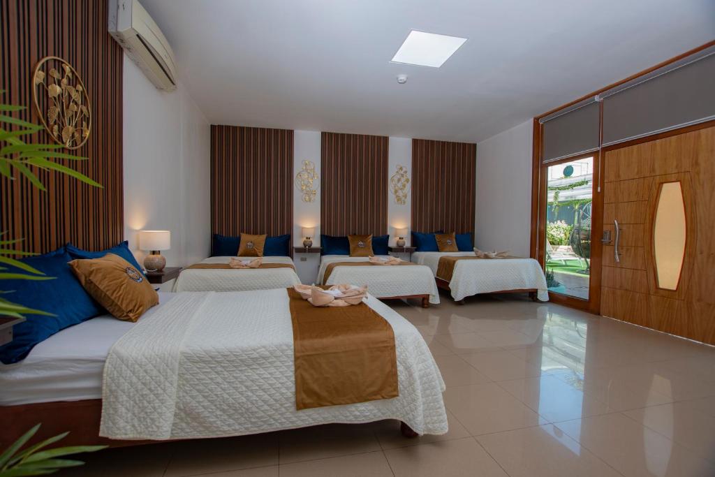 Postel nebo postele na pokoji v ubytování Blue Marlin Galápagos, Hotel & SPA