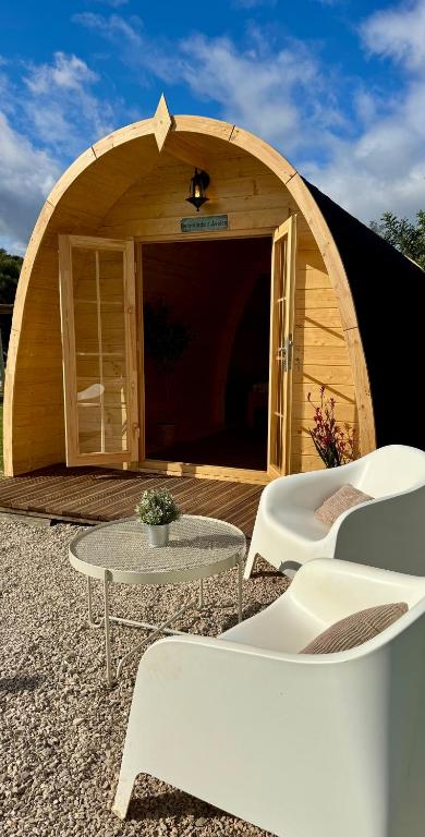 埃斯托伊Quinta da Boa Sorte的圆形建筑前面设有桌椅