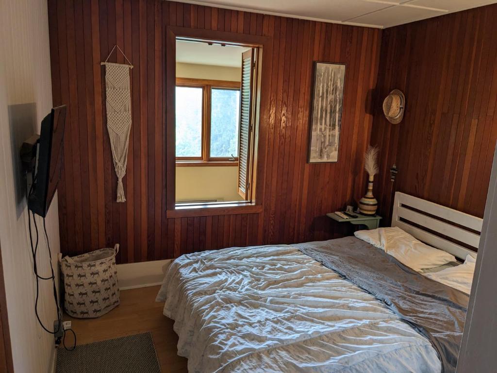 Postel nebo postele na pokoji v ubytování Snowflake Escape