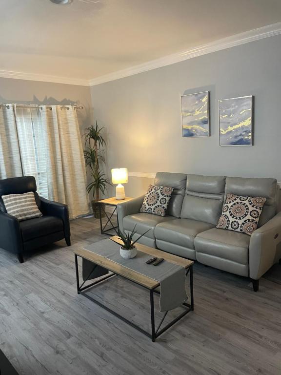 Χώρος καθιστικού στο Huge one bedroom with 2 Queen size beds