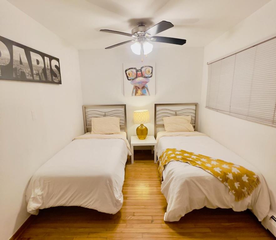 Postel nebo postele na pokoji v ubytování Lg. 2 br Apt. North of Chicago w/ Free Parking