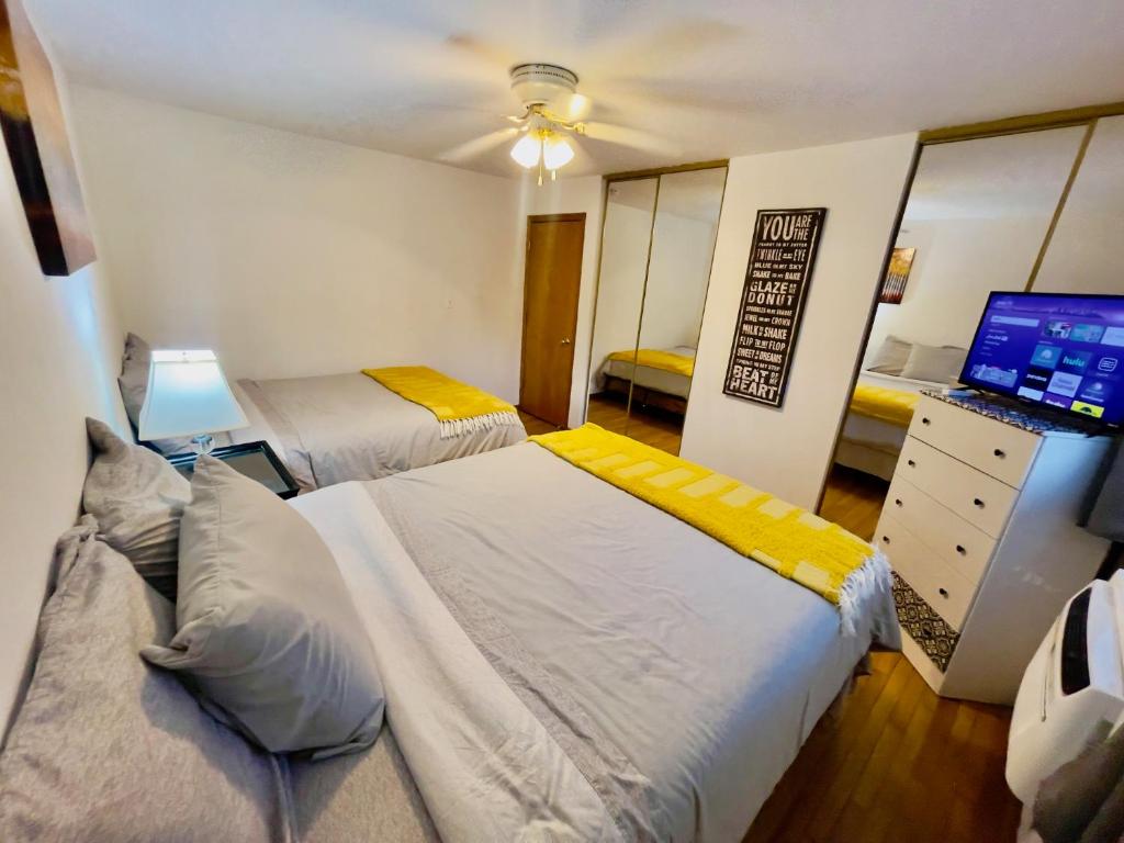Postel nebo postele na pokoji v ubytování Lg. 2 br Apt. North of Chicago w/ Free Parking