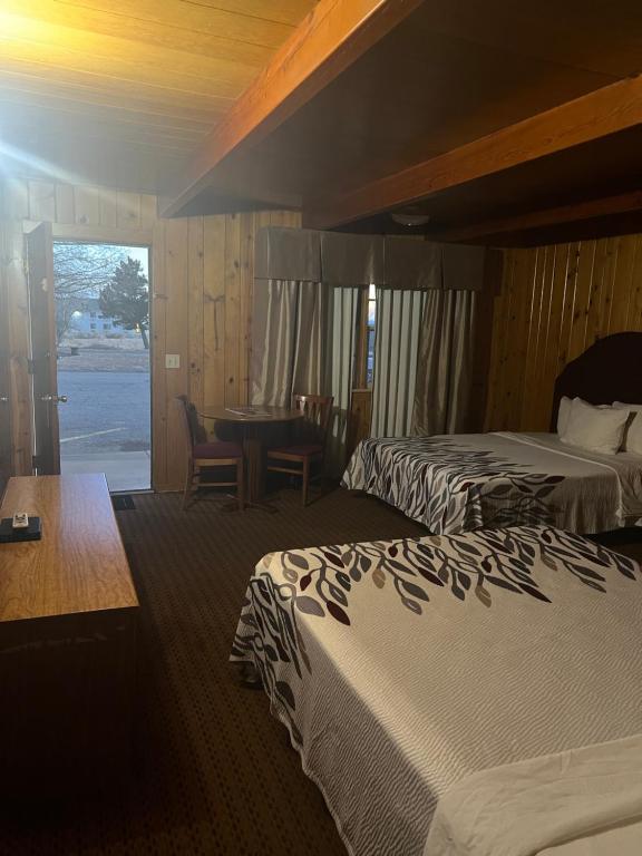 Postel nebo postele na pokoji v ubytování Prospector Motor Lodge