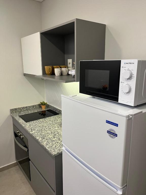 Kuchyň nebo kuchyňský kout v ubytování DEPARTAMENTO IMPECABLE A PASOS DeL SHOPPING DEL SOL