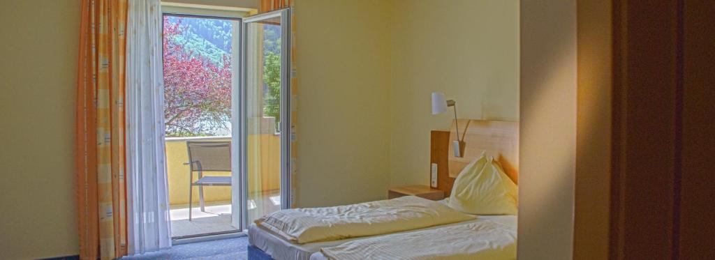 Postel nebo postele na pokoji v ubytování Gasthof - Landhotel Ernst