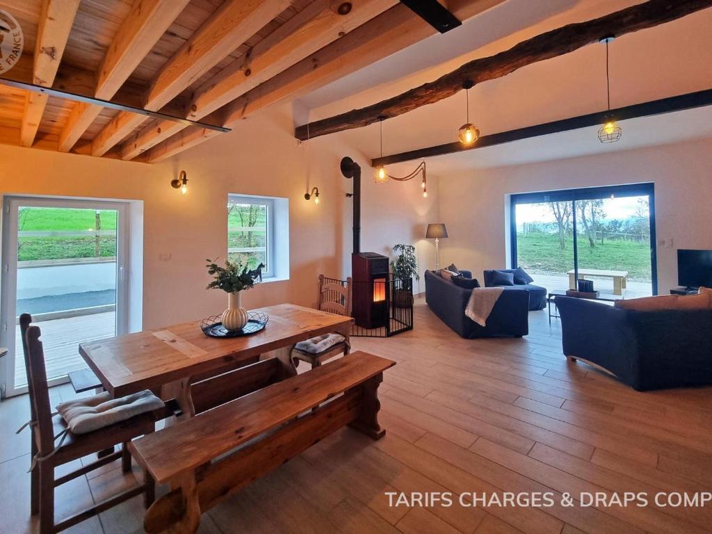 a living room with a table and a couch at Gîte Chaleureux 8 Pers. avec Animaux Admis - FR-1-496-343 in Pouilly-les-Feurs