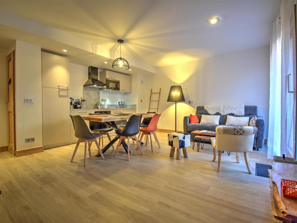 un salon avec une table, des chaises et un canapé dans l'établissement Appartement moderne au centre de Morzine avec parking - FR-1-524-136, à Morzine