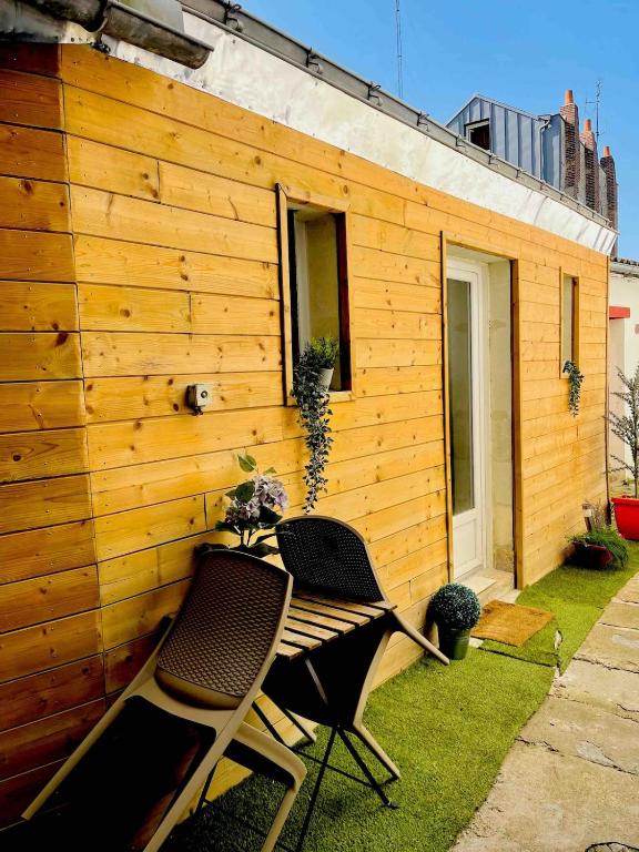 quelques chaises posées sur l'herbe à côté d'un bâtiment dans l'établissement Maisonnette centre au calme, à Nantes