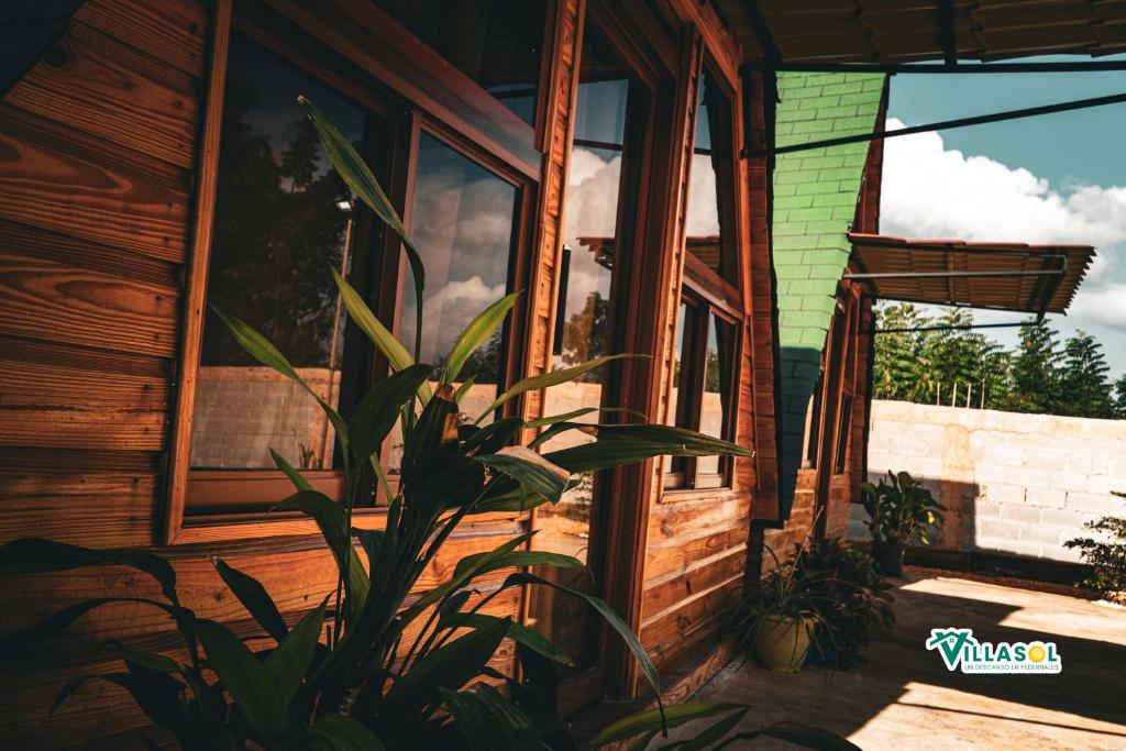 Κήπος έξω από το VillaSol un descanso en pedernales