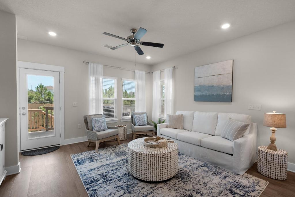 Posezení v ubytování Sea Haven at Serenity - New large home with Golf Cart and game room just mins from Beach!