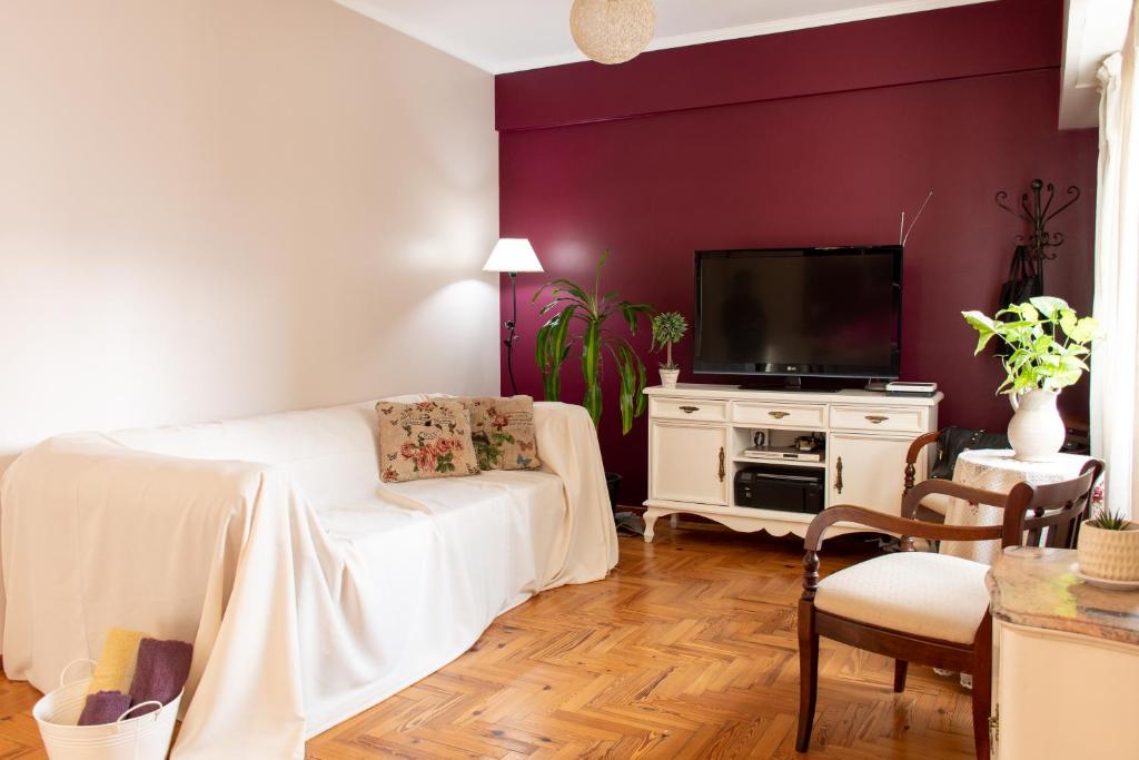 Una televisión o centro de entretenimiento en Relax Tango BA - San Telmo
