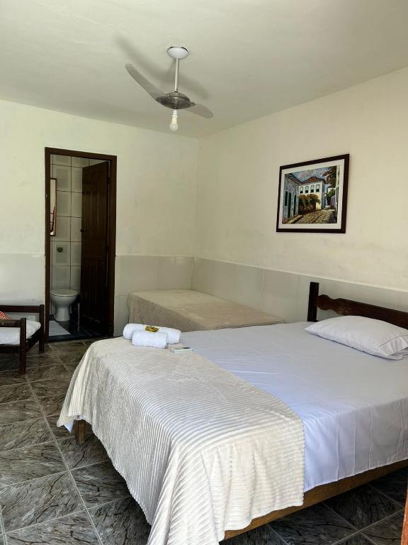 a bedroom with two beds and a ceiling at La Mar Paraty Hospedaria 06 in Paraty