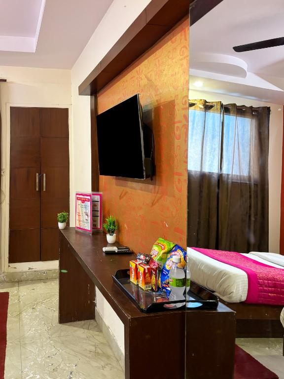 TV a/nebo společenská místnost v ubytování Hotel Re Pose Villa Near New Delhi Railway Station