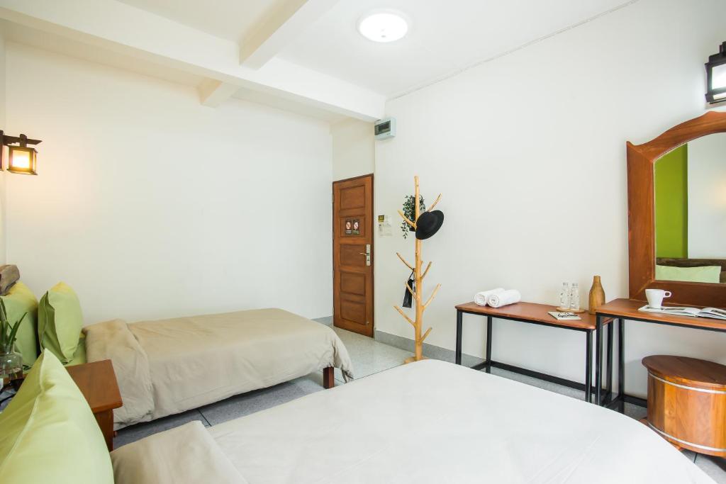 Banthat Thong Hostel - Twin Room With Shared Bathroom - No Window