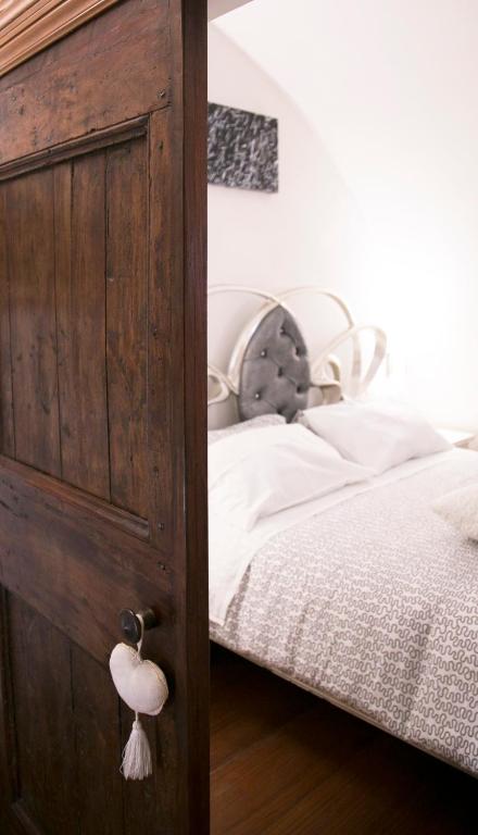 A bed or beds in a room at Antica Dimora Julia