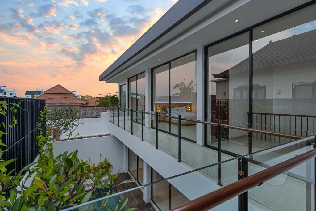 Balkoni atau teres di New 3 BR Luxury Villa in Umalas