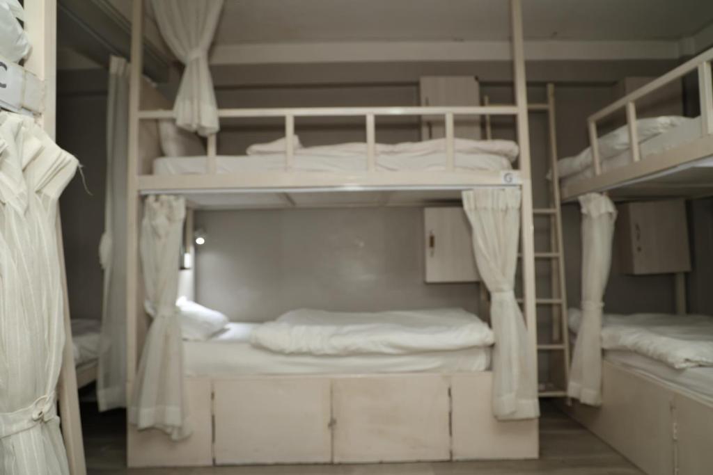 Postel nebo postele na pokoji v ubytování Bed and Pillow Hostel
