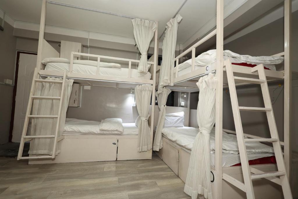 Postel nebo postele na pokoji v ubytování Bed and Pillow Hostel