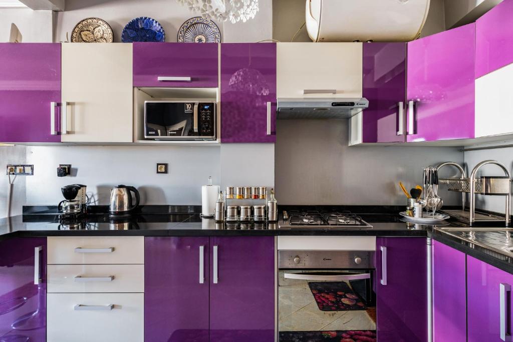 Η κουζίνα ή μικρή κουζίνα στο Oceanview Apartment with Stunning City View