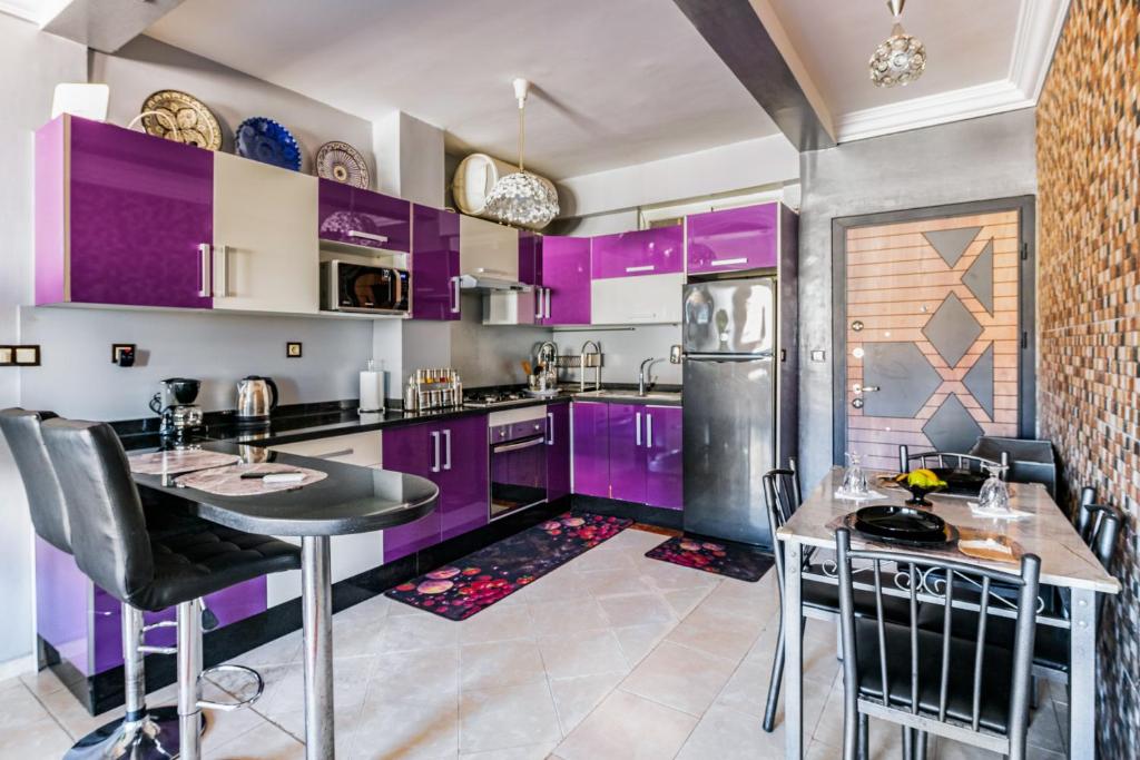 Η κουζίνα ή μικρή κουζίνα στο Oceanview Apartment with Stunning City View