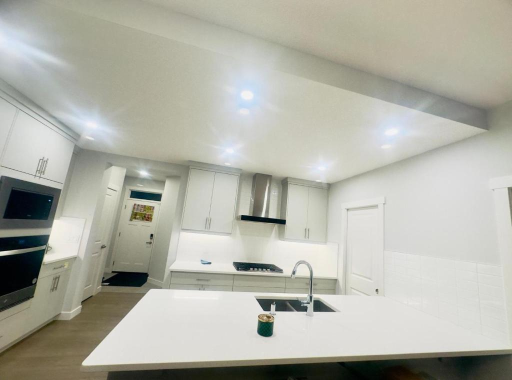 Kuchyň nebo kuchyňský kout v ubytování Private room Minutes to Calgary airport YYC, Downtown, Banff