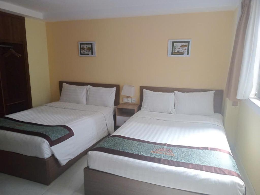 Giường trong phòng chung tại Simon Hotel