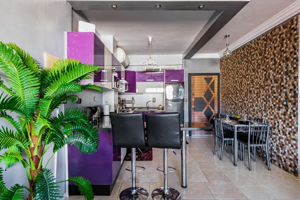 Χώρος καθιστικού στο Oceanview Apartment with Stunning City View