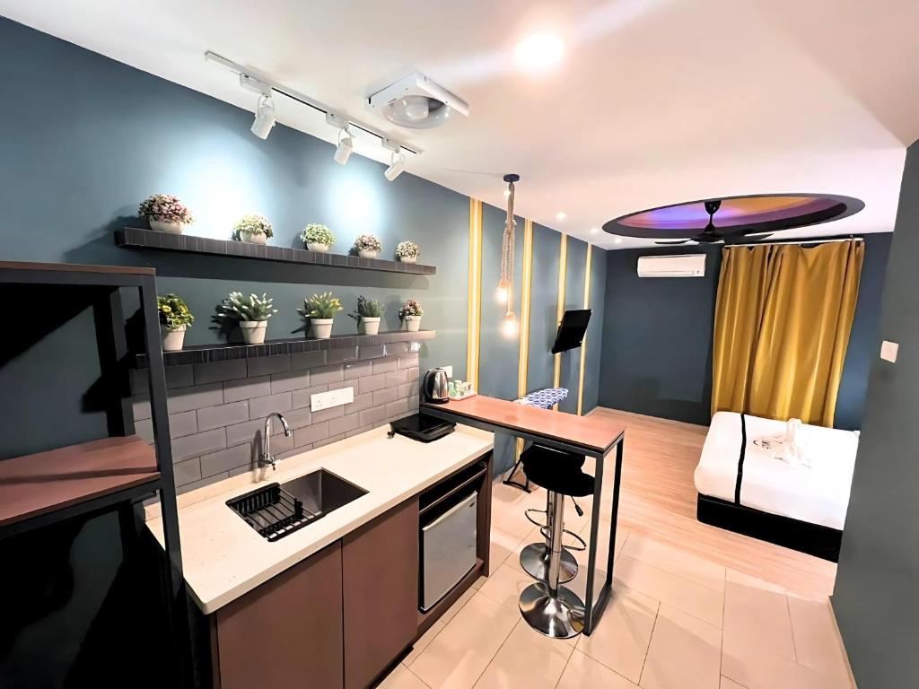 Kuchyň nebo kuchyňský kout v ubytování Smile Hotel Subang USJ