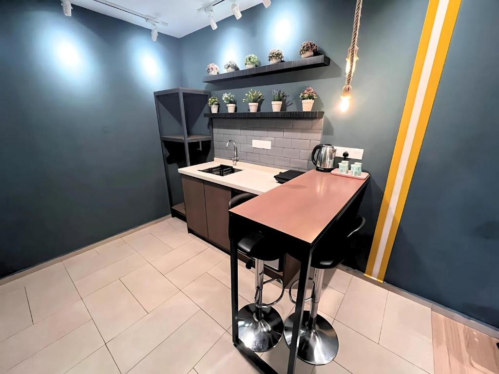 Kuchyň nebo kuchyňský kout v ubytování Smile Hotel Subang USJ