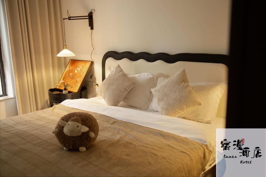 Postel nebo postele na pokoji v ubytování Su Man Designer River View Hotel宿漫设计师江景酒店重庆洪崖洞店
